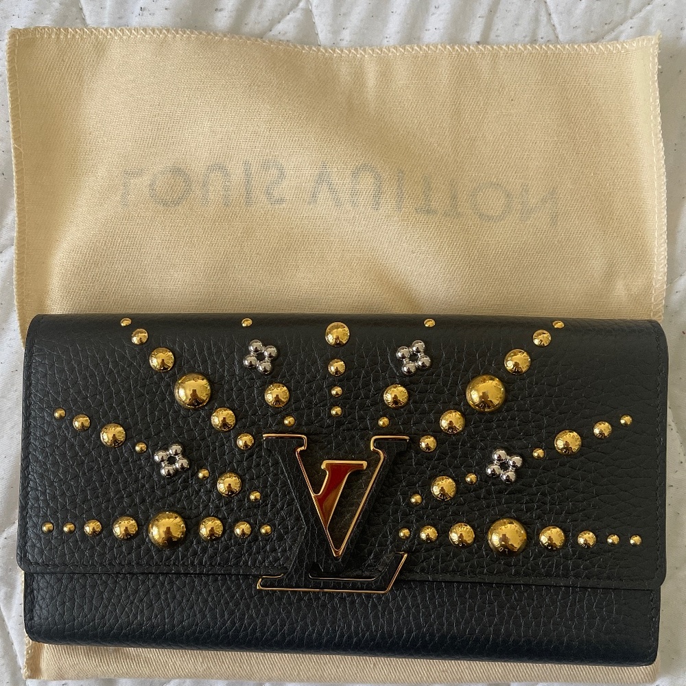 Louis Vuitton  wallet capucines sunny noir